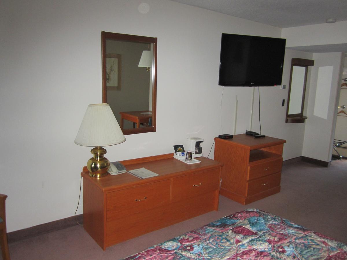 Red Coach Inn 100 Mile House Esterno foto