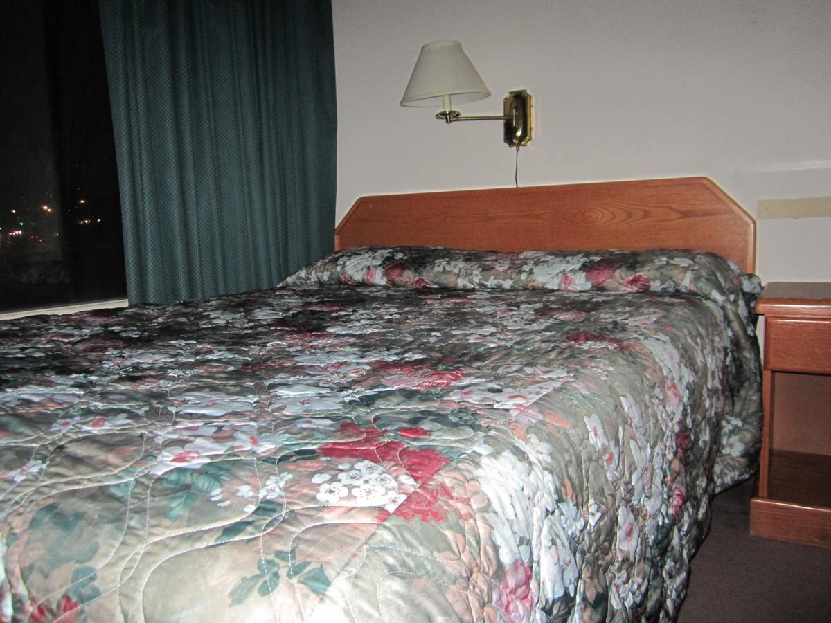 Red Coach Inn 100 Mile House Esterno foto