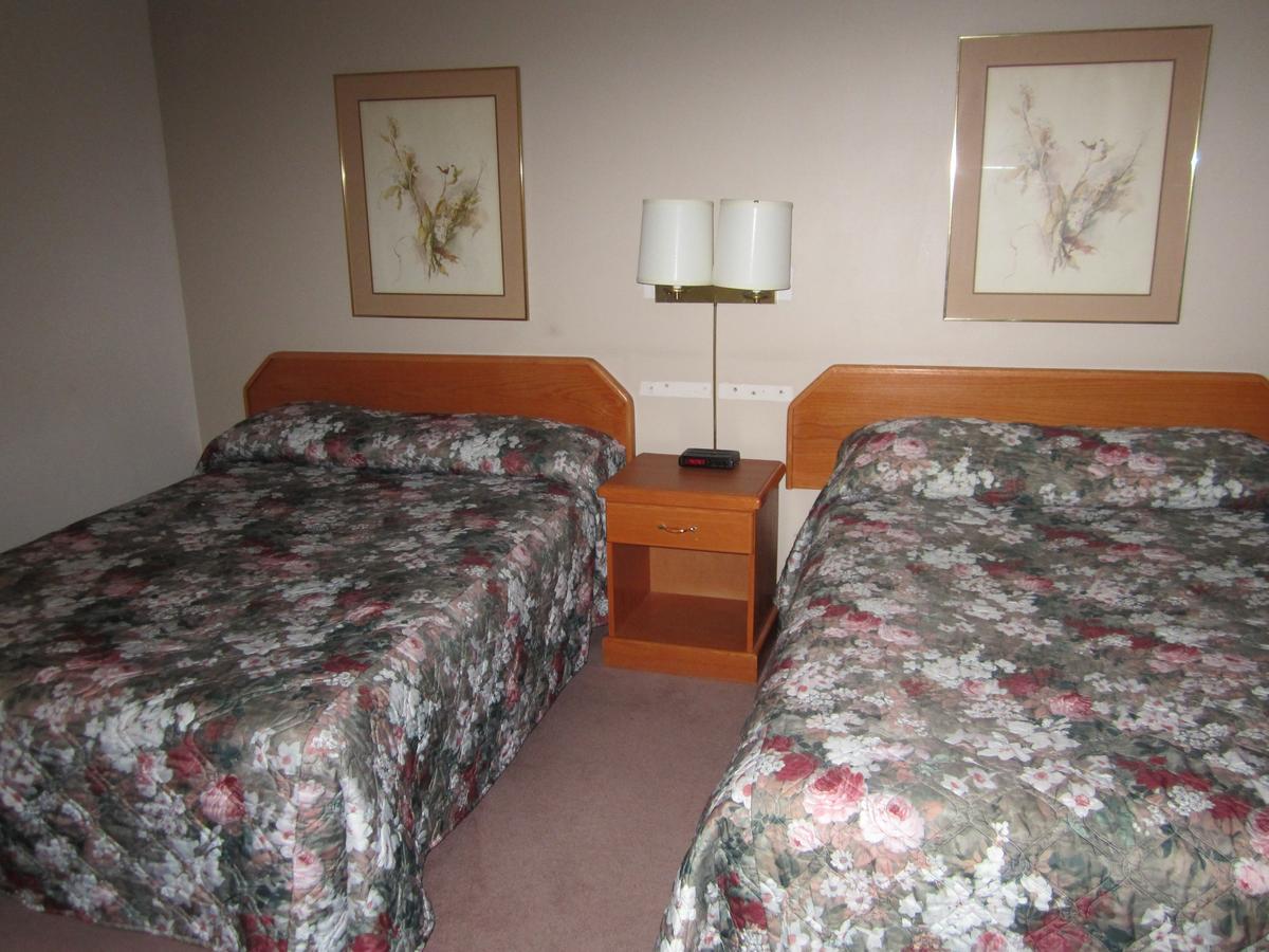 Red Coach Inn 100 Mile House Esterno foto