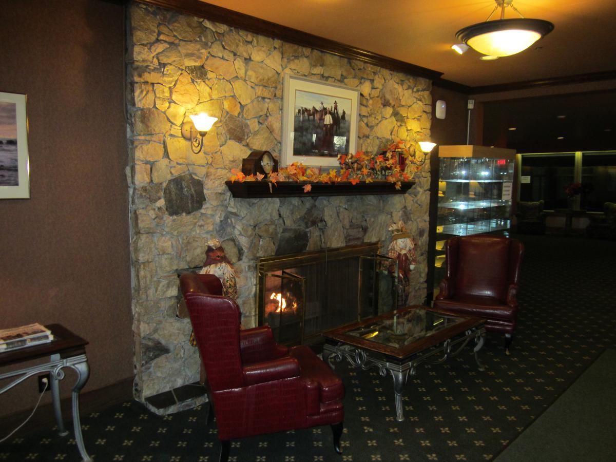Red Coach Inn 100 Mile House Esterno foto
