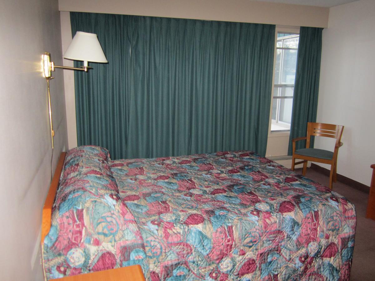Red Coach Inn 100 Mile House Esterno foto