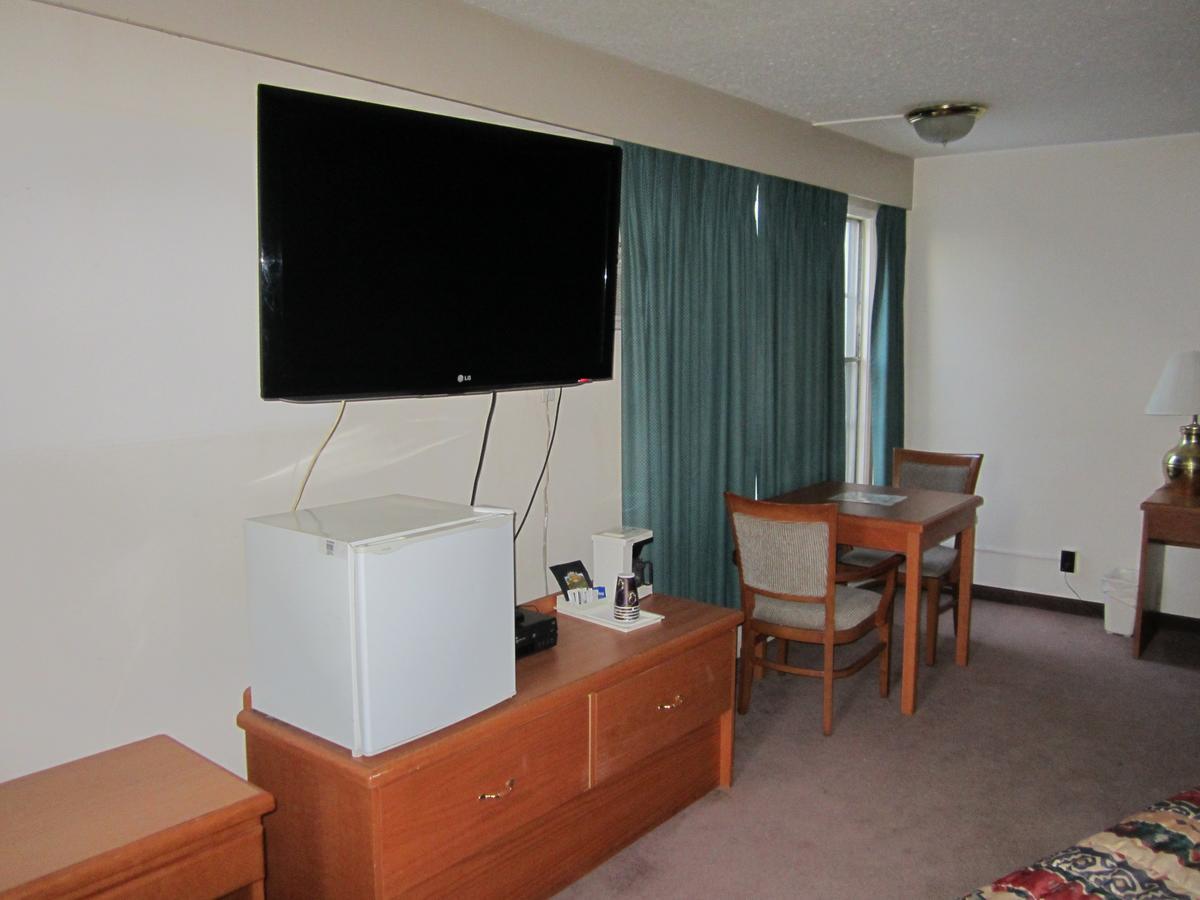 Red Coach Inn 100 Mile House Esterno foto