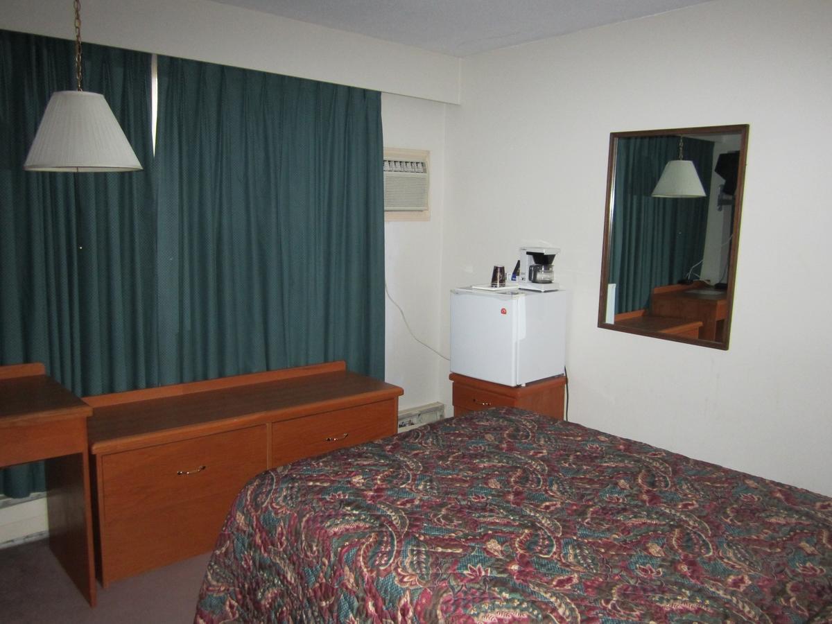 Red Coach Inn 100 Mile House Esterno foto