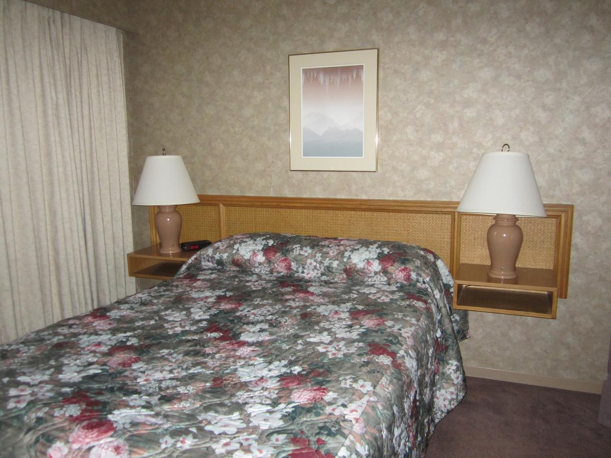 Red Coach Inn 100 Mile House Esterno foto