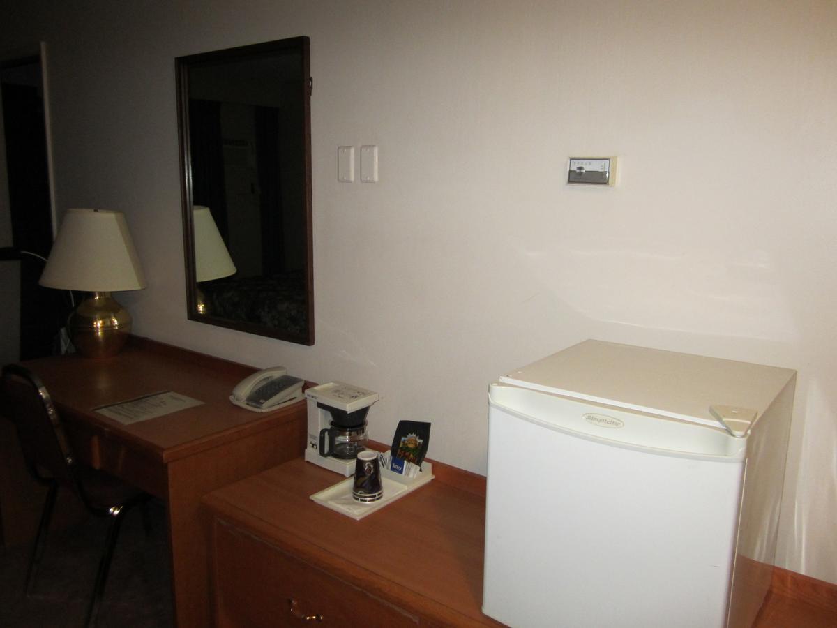 Red Coach Inn 100 Mile House Esterno foto