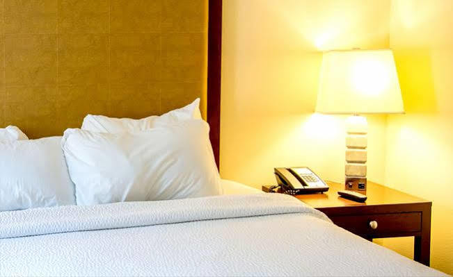 Red Coach Inn 100 Mile House Esterno foto